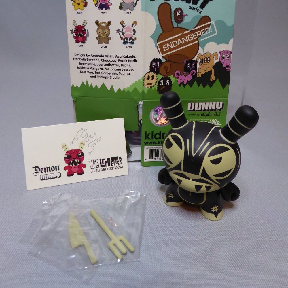 RARE 2009 3” KIDROBOT ENDANGERED DUNNY LAVA DEMON DEVIL DESIGNER ART URBAN VINYL